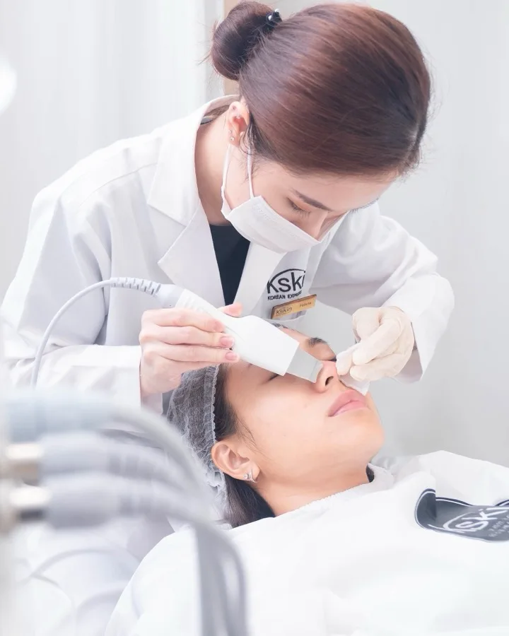A Kskin therapist performing a Korean express facial
